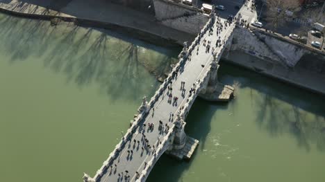 Vista-Aérea-View-People-Walking-Over-St-Angelo-Bridge