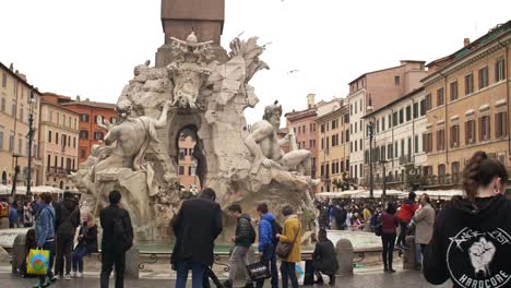 Gente-caminando-por-la-fuente-de-Piazza-Navona