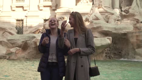 Riendo-delante-de-la-fuente-de-Trevi