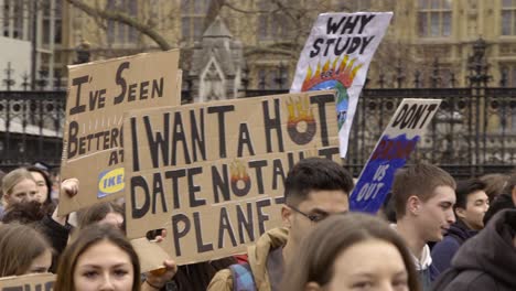 Klimawandel-Demonstranten-Mit-Schildern