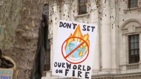 Setze-Unsere-Welt-Nicht-In-Brand,-Protestschild