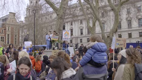 Protest-Gegen-Den-Jugendstreik-Gegen-Den-Klimawandel