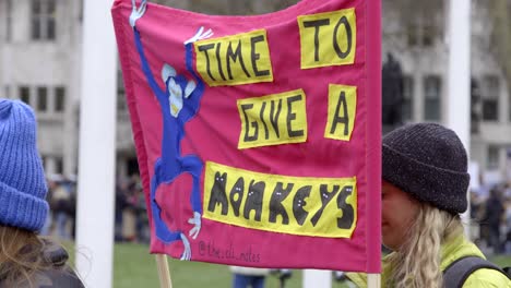 Hora-de-dar-una-pancarta-de-protesta-de-monos