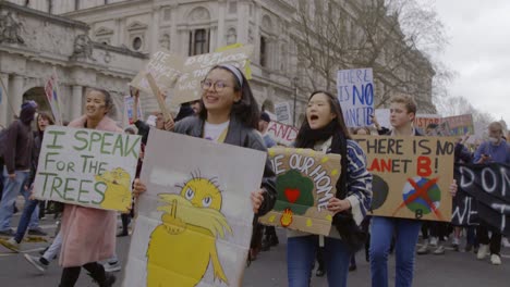 Junge-Demonstranten-Des-Klimawandels-Mit-Schildern