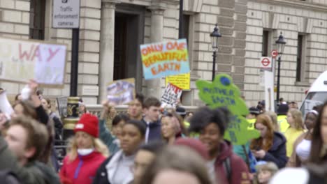 Klimawandel-Demonstranten-Marschieren-Vorbei
