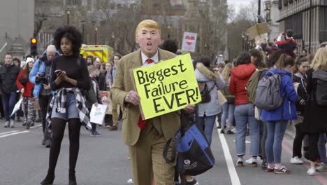 Klima-Demonstrant-Mit-Trumpfmaske