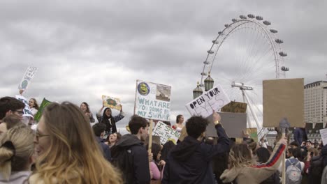 Manifestantes-cantando-por-London-Eye