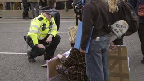 Policía-hablando-con-manifestantes
