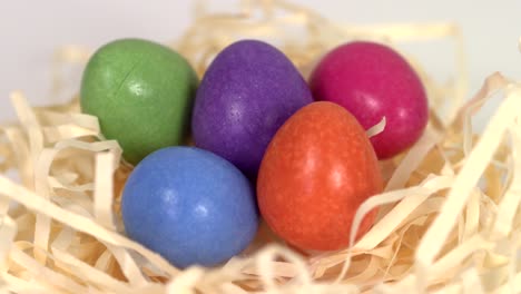 Coloridos-huevos-de-Pascua-en-nido-giratorio