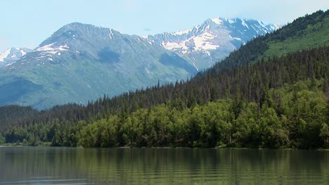 Alaskan-Berg-Und-Wald-An-Einem-See