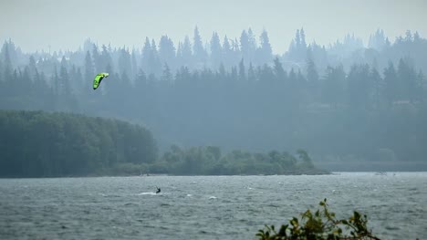 Kitesurfista-en-un-lago