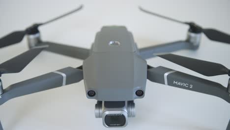 Drohne-Auf-Weißer-Oberfläche-Tilt-Shot