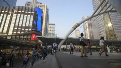 Pedestrians-at-Chong-Nonsi-Skywalk