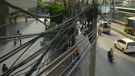 Elektrische-Verkabelung-über-Der-Bangkok-Street