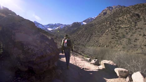 Hiker-on-Montaña-Path