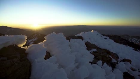 Eisiger-Berggipfel-Bei-Sonnenuntergang