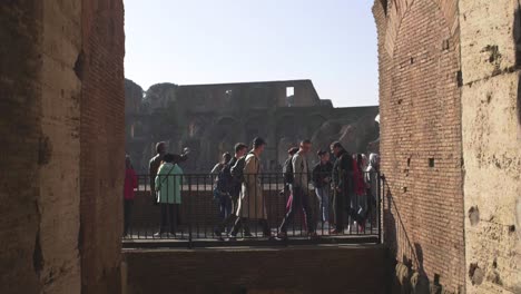 Gente-caminando-en-cámara-lenta-en-el-Coliseo