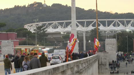 Fans-Gehen-Zum-Olympiastadion