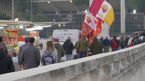 Fans-Gehen-Zum-Fußballspiel