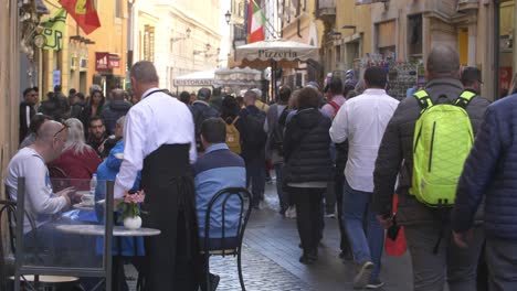 Touristen-Saßen-Draußen-In-Einer-Belebten-Straße