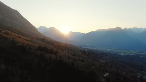 Sonnenuntergang-über-Bergen