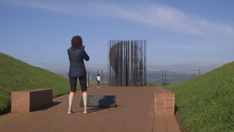Tomando-Foto-Del-Monumento-De-Nelson-Mandela