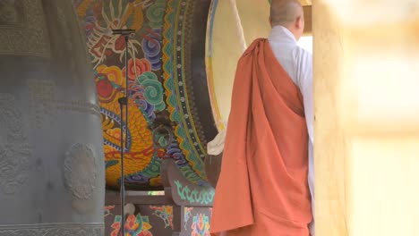 Buddhistischer-Mönch,-Der-Eine-Glocke-Schlägt