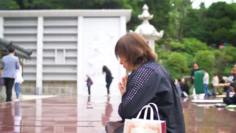 Mujer-rezando-en-el-templo-Bongeunsa