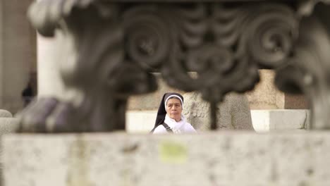 Fokusaufnahme-Einer-Nonne