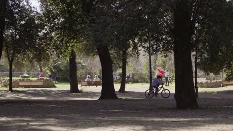 Kind-Fährt-Fahrrad-Im-Park-Villa-Borghese