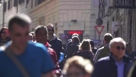 Busy-Street-In-Rome