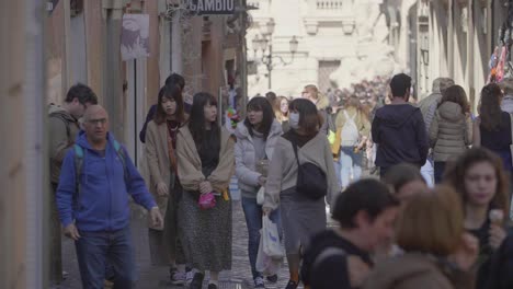 Tourists-in-Rome-Italy