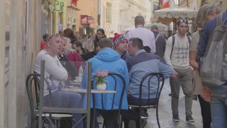 Leute-Saßen-Vor-Dem-Café-In-Romrom