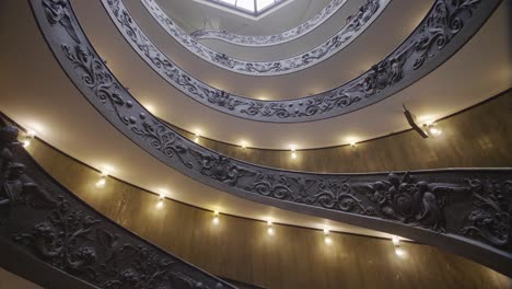 Escalera-de-caracol-del-Museo-del-Vaticano-03