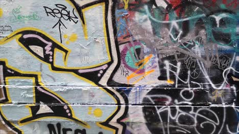 Handheld-Aufnahme-An-Der-Graffiti-Wand