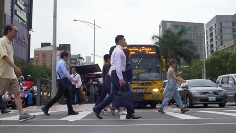 Fußgänger-überqueren-Straßen-Tief-Unten-In-Taiwan