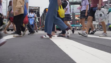 Beine-Von-Fußgängern-überqueren-Der-Straße-Taiwan-03