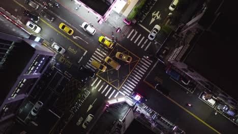 Carreteras-de-la-ciudad-de-Taipei-en-la-noche-01
