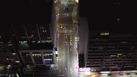 Carreteras-de-la-ciudad-de-Taipei-en-la-noche-04