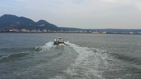Speedboat-on-Río-in-Taipei