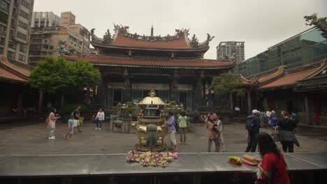 Lungshan-Temple-Courtyard-Taipei-02