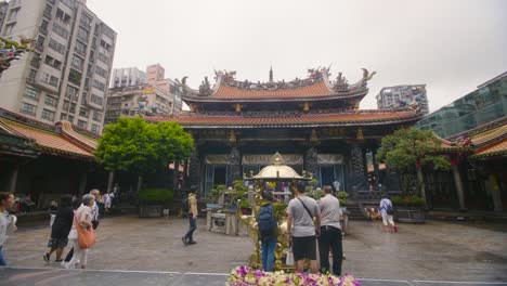 Patio-del-Templo-Lungshan-Taipei-03