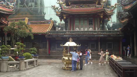 Weihrauchgrube-Im-Lungshan-Tempel-Taipeh-02