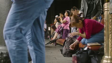 Worshipping-At-Lungshan-Temple-Taipei-01