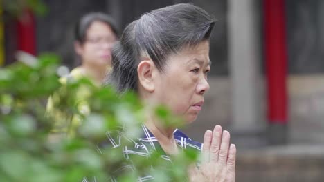 Mujeres-rezando-en-el-templo-de-Lungshan-Taipei