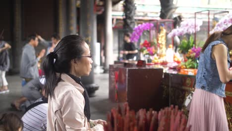 Group-Praying-Lungshan-Temple-Taipei-01