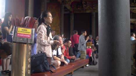 Group-Praying-Lungshan-Temple-Taipei-02