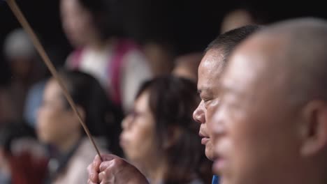 Men-By-Incense-Pit-Templo-Lungshan-Taipei