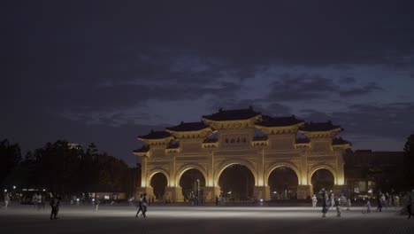 Arco-de-la-Plaza-de-la-libertad-en-la-noche-Taipei