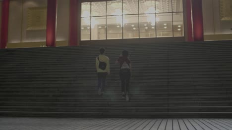 Mujeres-subiendo-escaleras-Taipei